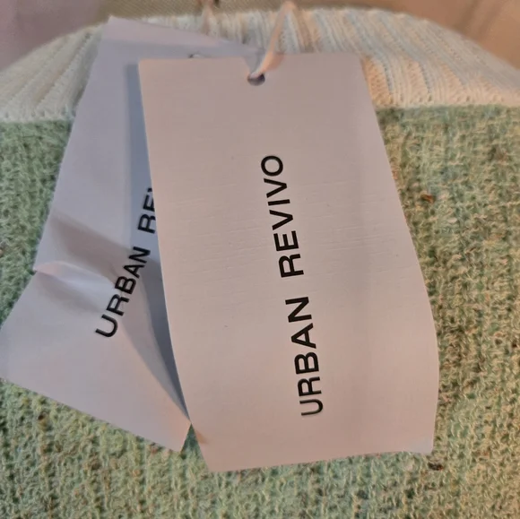 Women's Green and White Sweater - Picture 3 of 10